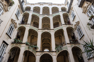 Италия. Неаполь. Вид на жилой дом Palazzo dello Spagnolo (Испанский дворец).   Italy. Naples. View of Residential Building Palazzo dello Spagnolo (Spanish Palace) - ffoto-graff