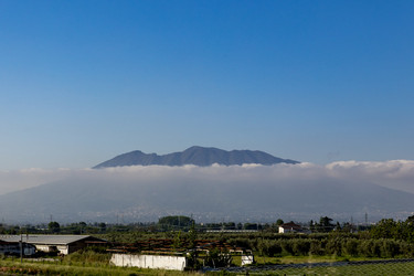 Италия. Казерта. Вулкан Везувий окутан облаками на фоне голубого неба.   Italy. Caserta. Mount Vesuvius is shrouded in clouds against a clear blue sky - ffoto-graff