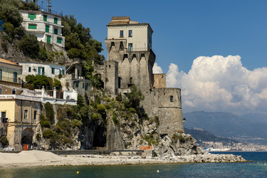 Италия. Четара. Средневековая оборонительная башня на берегу моря.   Italy. Cetara. Medieval defensive tower on the seashore - ffoto-graff