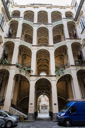 Италия. Неаполь. Вид на жилой дом Palazzo dello Spagnolo (Испанский дворец).   Italy. Naples. View of Residential Building Palazzo dello Spagnolo (Spanish Palace) - ffoto-graff