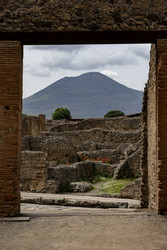 Италия. Помпеи. Руины домов в археологическом парке на фоне Везувия.
Italy. Pompeii. Ancient Ruins Against Mount Vesuvius - ffoto-graff