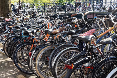 Нидерланды. Амстердам. Велосипеды, припаркованные на набережной канала.
Netherlands. Amsterdam. Bicycles parked along the canal embankment - ffoto-graff