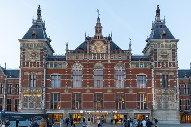 Нидерланды. Амстердам. Вид на здание Центрального вокзала.
 Netherlands. Amsterdam. The View of the Central Railway Station Building - ffoto-graff