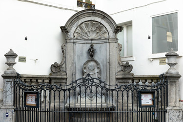 Бельгия. Брюссель. Бронзовая статуя-фонтан Писающий мальчик (Manneken Pis).
Belgium. Brussels. Bronze statue-fountain of the Pissing Boy (Manneken Pis) - ffoto-graff
