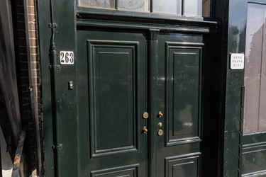 Нидерланды. Амстердам. Входная дверь дома-музея Анны Франк.
Netherlands. Amsterdam. Entrance Door of the Anne Frank House - ffoto-graff