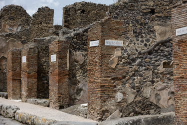 Италия. Помпеи. Номера домов на руинах домов в археологическом парке.
Italy. Pompeii. House Numbers on Ancient Ruins - ffoto-graff