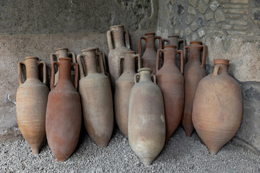 Италия. Помпеи. Найденные амфоры в археологическом парке.
Italy. Pompeii. Discovered Amphoras in the Archaeological Park - ffoto-graff