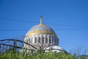 Россия, Санкт-Петербург, 2026 год. Осенний вид на собор с зеленого холма, снятый с нижнего ракурса, для редакционной статьи - Kulkann75