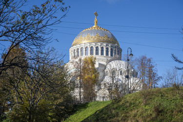 Россия, Санкт-Петербург, 2026 год. Осенний вид на собор с зеленого холма, снятый с нижнего ракурса, для редакционной статьи - Kulkann75