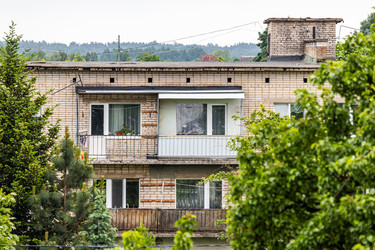 Кирпичный жилой дом с балконами, городская застройка - Derbis
