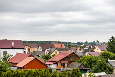 Панорама частного сектора с разноцветными крышами, загородная недвижимость - Derbis