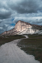 Белая скала Ак-Кая в Крыму, грунтовая дорога к подножию. Белогорск. Крым - karina_zolot