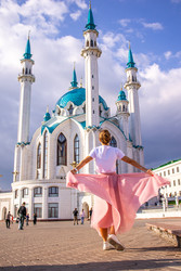 Главная соборная мечеть Республики Татарстан — Кул-Шариф.На переднем плане девушка в белой футболке и летящей розовой юбке, которая позирует спиной к камере, широко раскинув руки, на фоне величественного архитектурного сооружения - GurkinStas