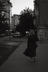 Одинокая прогулка по вечернему городу, уличная фотография в черно-белом стиле - RYSEV