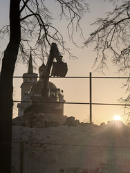 Строительные работы на фоне православного храма в лучах заходящего солнца - RYSEV