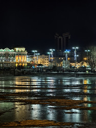 Ночной Екатеринбург, исторический Дом Севастьянова и набережная городского пруда весной - RYSEV