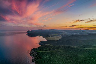 Вид с высоты на море и горы во время заката Приморский край, - qvazzimota