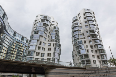 Архитектурный проект города, включающий два высотных жилых здания с характерными изогнутыми формами и стеклянными окнами - Tartezy