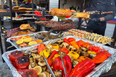 Разнообразные блюда из мяса, морепродуктов и овощей, приготовленные на гриле, на гастрономическом фестивале - IgorKlyakhin