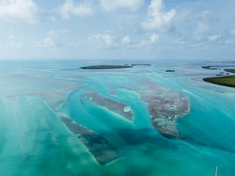 Вид с воздуха на бирюзовый океан, мангровый остров и шоссе Overseas Highway на Флоридских островах с лодками и чистой водой - EOS_Canon