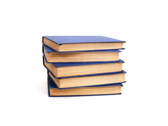 Стопка книг в синих обложках, изолированная на белом фоне - Prokrida
