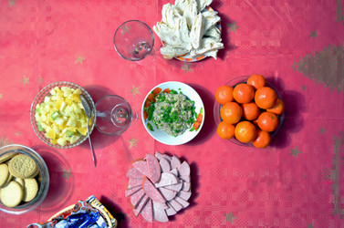 Накрытый стол с закусками, бутербродами, фруктами, конфетами, салатами и бокалами - svetaliya