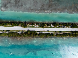 Вид с воздуха на бирюзовый океан, мангровый остров и шоссе Overseas Highway на Флоридских островах с лодками и чистой водой - EOS_Canon