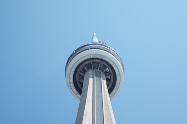 Туристы в красных костюмах на аттракционе EdgeWalk на смотровой площадке CN Tower на фоне голубого неба в Торонто, Онтарио, Канада - EOS_Canon