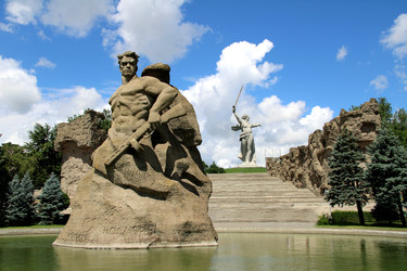 Памятник "Стоять насмерть" на фоне Родины-матери на Мамаевом Кургане. Волгоград. Июнь 2026г - Zauberfloten