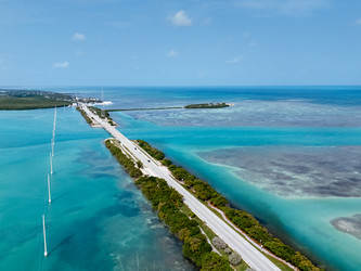Вид с воздуха на бирюзовый океан, мангровый остров и шоссе Overseas Highway на Флоридских островах с лодками и чистой водой - EOS_Canon