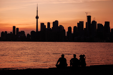 Панорама Торонто с CN Tower на закате, силуэты людей на набережной озера Онтарио - EOS_Canon
