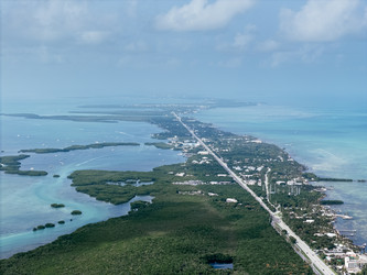 Вид с воздуха на бирюзовый океан, мангровый остров и шоссе Overseas Highway на Флоридских островах с лодками и чистой водой - EOS_Canon