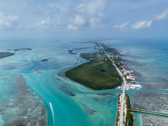Вид с воздуха на бирюзовый океан, мангровый остров и шоссе Overseas Highway на Флоридских островах с лодками и чистой водой - EOS_Canon