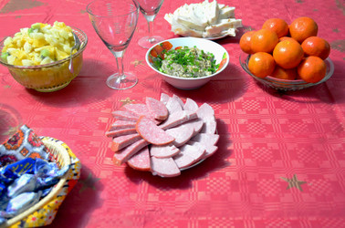 Накрытый стол с закусками, бутербродами, фруктами, конфетами, салатами и бокалами - svetaliya