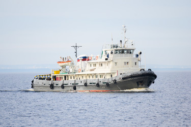Морское вспомогательное судно (буксир-снабженец) в акватории открытого моря в дневное время - JaroslavZubkoff
