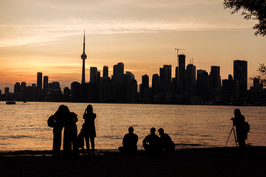 Панорама Торонто с CN Tower на закате, силуэты людей на набережной озера Онтарио - EOS_Canon