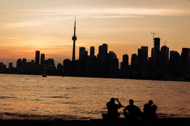 Панорама Торонто с CN Tower на закате, силуэты людей на набережной озера Онтарио - EOS_Canon