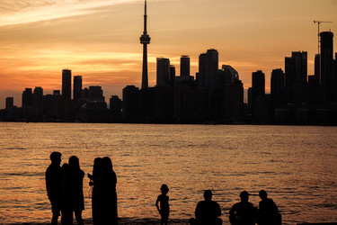 Панорама Торонто с CN Tower на закате, силуэты людей на набережной озера Онтарио - EOS_Canon