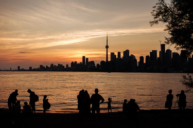 Панорама Торонто с CN Tower на закате, силуэты людей на набережной озера Онтарио - EOS_Canon