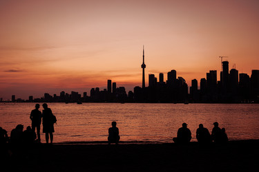 Панорама Торонто с CN Tower на закате, силуэты людей на набережной озера Онтарио - EOS_Canon