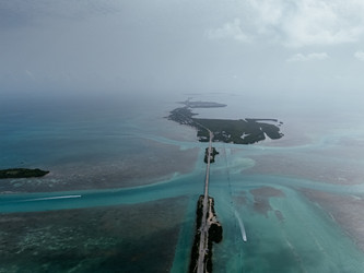 Вид с воздуха на бирюзовый океан, мангровый остров и шоссе Overseas Highway на Флоридских островах с лодками и чистой водой - EOS_Canon