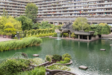 Жилые здания комплекса Barbican Estate возвышаются над центральным зеленым озером и садами Лондона - Tartezy
