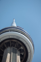 Туристы в красных костюмах на аттракционе EdgeWalk на смотровой площадке CN Tower на фоне голубого неба в Торонто, Онтарио, Канада - EOS_Canon