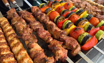 Разнообразные шашлыки из мяса и овощей, приготовленные на мангале - IgorKlyakhin