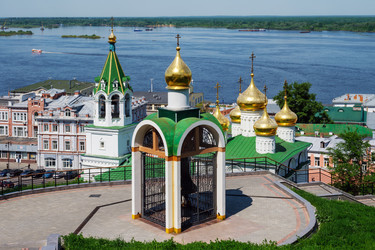 Колокольня со сторожевым колоколом на смотровой площадке, на фоне реки Волги, куполов церкви Святого Иоанна Крестителя и зданий города - OlgaGubskaya