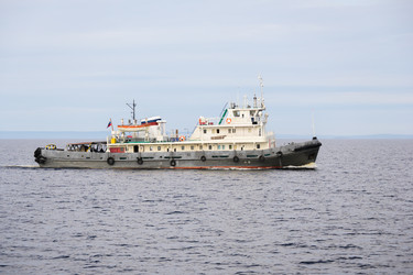 Морское вспомогательное судно (буксир-снабженец) в акватории открытого моря в дневное время - JaroslavZubkoff
