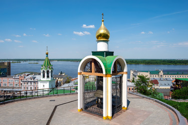 Колокольня со сторожевым колоколом на смотровой площадке, на фоне реки Волги, куполов церкви Святого Иоанна Крестителя и зданий города - OlgaGubskaya