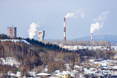 Городской пейзаж Нижнего Тагила с дымоходами зимой - vale