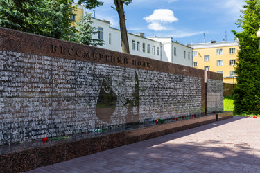 Мемориальная фреска «Бессмертный полк» расположена в центре города на площади Памяти Героев. Это гранитная стена, на которой выгравировано более 3000 портретов солдат, рабочих тыла и узников концлагерей - gumbao