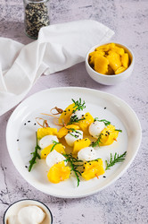 Вкусная закуска из манго, моцареллы и рукколы на тарелке на столе (вертикальный вид) - Elena Rui